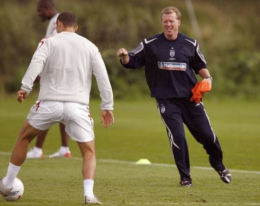 Nationaltrainer Steve McClaren (England) immer mittendrin - EDITORIAL USE ONLY. No use with unauthorised audio, video, data, fixture lists, club league logos or live services. Online in-match use limited to 120 images, no video emulation. No use in betting, games or single club league player publications. Fußball Herren Nationalteam 2006, Training Gruppe Manchester Fußball Herren Nationalteam 2006, Training Gruppe Manchester