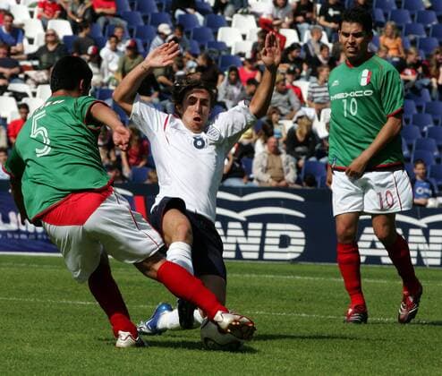 INAS FID WM - James Morris (England, Mitte) mit gestrecktem Bein gegen Bernardo Avila (li.), daneben Jesus Lucero (beide Mexiko) Fußball WM Herren INAS FID WM 2006 für Menschen mit Behinderung, Nationalteam, Nationaltrikot, geistig Behinderte Gruppe Hannover Dynamik, Kampf, Fußball WM Herren INAS FID WM 2006 für Menschen mit Behinderung, Nationalteam, Nationaltrikot, geistig Behinderte Gruppe Hannover Dynamik, Kampf,
