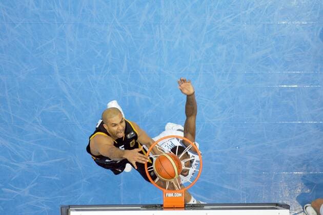 Ademola Okulaja (Deutschland, li.) - Dunking gegen Florent Pietrus (Frankreich) -  Basketball Herren WM 2006, Länderspiel, Platzierungsspiel, Nationaltrikot, Frankreich - Deutschland 75:73 Totale Saitama Basketball Herren WM 2006, Länderspiel, Platzierungsspiel, Nationaltrikot, Frankreich - Deutschland 75:73 Totale Saitama