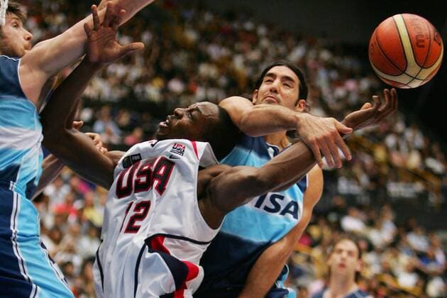 Dwight Howard (USA, Mitte) gefoult von Luis Scola (re.) Andres Nocioni (beide Argentinien) - (aflo1046) Basketball WM Herren WM 2006, Länderspiel, Nationalmannschaft, Nationalteam, Nationaltrikot, Spiel um Platz 3, drei Gruppe Saitama Kampf, Dynamik, Basketball WM Herren WM 2006, Länderspiel, Nationalmannschaft, Nationalteam, Nationaltrikot, Spiel um Platz 3, drei Gruppe Saitama Kampf, Dynamik,