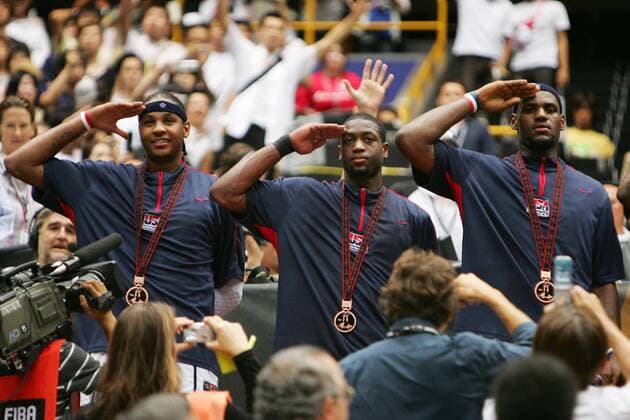 Immerhin Dritter - Carmelo Anthony (li.), Dwyane Wade (Mitte) und LeBron James (alle USA) salutieren mit ihren Bronzemedaillen - (aflo1046) Basketball WM Herren WM 2006, Länderspiel, Nationalmannschaft, Nationalteam, Nationaltrikot, Spiel um Platz 3, drei Gruppe Saitama Basketball WM Herren WM 2006, Länderspiel, Nationalmannschaft, Nationalteam, Nationaltrikot, Spiel um Platz 3, drei Gruppe Saitama