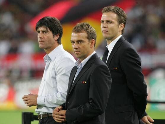 Bundestrainer Joachim Löw (li.), Co Trainer Hans Dieter Flick (Mitte) und Teammanager Oliver Bierhoff (alle Deutschland) Fußball Qualifikation Herren EM Qualifikation 2006, Länderspiel, Qualifikation, Nationalteam Gruppe Stuttgart Fußball Qualifikation Herren EM Qualifikation 2006, Länderspiel, Qualifikation, Nationalteam Gruppe Stuttgart