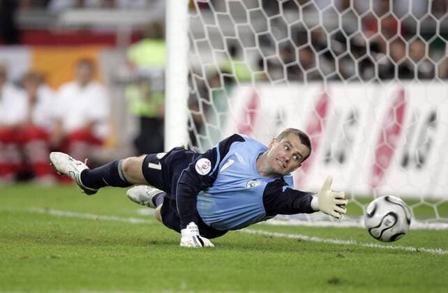 Torwart Shay Given (Irland) kann den Ball nicht mehr erreichen und kassiert den Treffer zum 1:0 Fußball Länderspiel Herren EM Qualifikation 2006, Qualifikation, Länderspiel, Nationalteam, Nationaltrikot Einzelbild Stuttgart Dynamik, Fußball Länderspiel Herren EM Qualifikation 2006, Qualifikation, Länderspiel, Nationalteam, Nationaltrikot Einzelbild Stuttgart Dynamik,