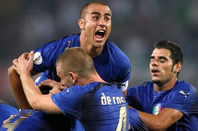 Fabio Cannavaro (obenauf), Daniele de Rossi (Mitte) und Simone Perrotta (alle Italien) - Torjubel -  Fußball Länderspiel Herren EM Qualifikation 2006, Qualifikation, Nationalteam, Nationaltrikot Gruppe Neapel Freude, Fußball Länderspiel Herren EM Qualifikation 2006, Qualifikation, Nationalteam, Nationaltrikot Gruppe Neapel Freude,