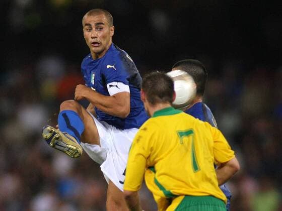 Fabio Cannavaro (Italien) leitet den Ball weiter -  Fußball Länderspiel Herren EM Qualifikation 2006, Qualifikation, Nationalteam, Italien - Litauen 1:1 Gruppe Neapel Dynamik, Fußball Länderspiel Herren EM Qualifikation 2006, Qualifikation, Nationalteam, Italien - Litauen 1:1 Gruppe Neapel Dynamik,