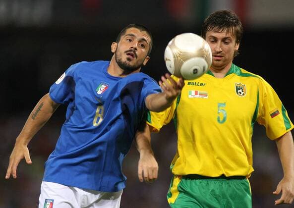 Gennaro Gattuso (Italien, li.) spielt den Ball mit der Hand, daneben: Andrius Skerla (Litauen) -  Fußball Länderspiel Herren EM Qualifikation 2006, Qualifikation, Nationalteam, Italien - Litauen 1:1 Gruppe Neapel Fußball Länderspiel Herren EM Qualifikation 2006, Qualifikation, Nationalteam, Italien - Litauen 1:1 Gruppe Neapel