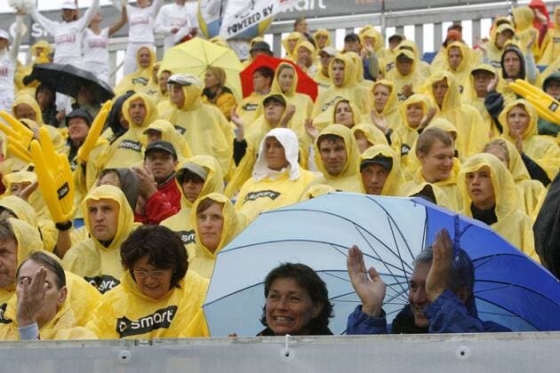 Beachvolleyballfans trotzen mit ihren Smart Regenjacken den schlechten Witterungsbedingungen Beachvolleyball LM Herren Deutsche Meisterschaft 2006 DM Beach Landesmeisterschaft Witterungsverhältnisse Wetterverhältnisse Totale Timmendorfer Strand Wirtschaft Sponsor Sponsoring Timmendorf Regenschirm schlechte Witterung Werbung Beachvolleyball LM Herren Deutsche Meisterschaft 2006 DM Beach Landesmeisterschaft Witterungsverhältnisse Wetterverhältnisse Totale Timmendorfer Strand Wirtschaft Sponsor Sponsoring Timmendorf Regenschirm schlechte Witterung Werbung