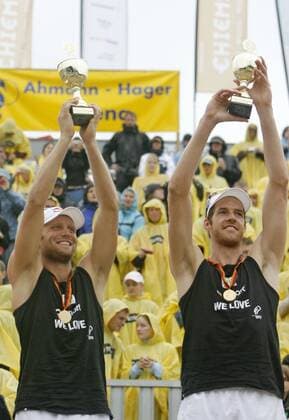 Julius Brink (li.) und Christoph Dieckmann (beide Deutschland) gewinnen die deutsche Meisterschaft 2006 und präsentieren ihre Pokale Beachvolleyball LM Herren Deutsche Meisterschaft 2006, DM, Beach, Landesmeisterschaft Gruppe Timmendorfer Strand Timmendorf Freude, Beachvolleyball LM Herren Deutsche Meisterschaft 2006, DM, Beach, Landesmeisterschaft Gruppe Timmendorfer Strand Timmendorf Freude,