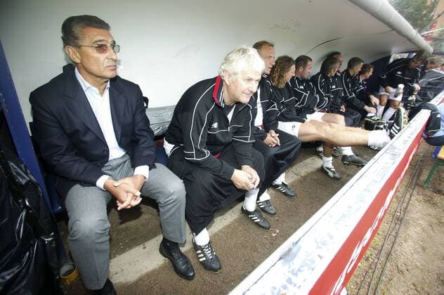 Ersatzbank Team Deutschland, v.li.: Rudi Assauer, Max Lorenz, außerdem u.a.: R. Abramczik, M. Schulz, U. Bein sowie M. Herget und T. Berthold (re.) - Tag der Legenden 2006 Fußball Herren Tag der Legenden 2006, Benefiz, Benefizspiel, Benefizveranstaltung Gruppe Millerntor, Millerntorstadion Hamburg Fußball Herren Tag der Legenden 2006, Benefiz, Benefizspiel, Benefizveranstaltung Gruppe Millerntor, Millerntorstadion Hamburg
