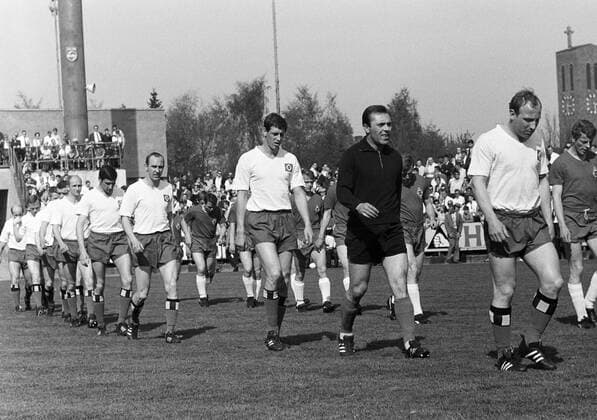 Einmarsch HSV v.re.: Uwe Seeler, Torwart Arkoc Oezcan, Jürgen Kurbjuhn, Willi Schulz, Franz Josef Hönig, Holger Dieckmann, Werner Krämer und Gert Dörfel Fußball 1. BL Herren Saison 1967 1968, Borussia Mönchengladbach - Hamburger SV 4:1, Hamburg, Vneg, Vsw Totale Mönchengladbach Fußball 1. BL Herren Saison 1967 1968, Borussia Mönchengladbach - Hamburger SV 4:1, Hamburg, Vneg, Vsw Totale Mönchengladbach