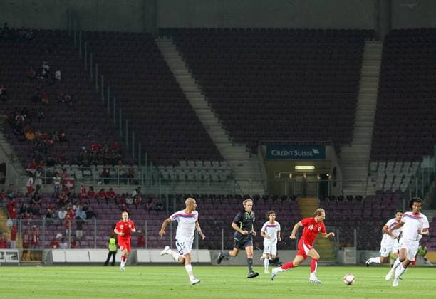 Gähnende Leere bei der Partie Schweiz gegen Costa Rica Fußball Länderspiel Herren Vierländerturnier 2006, Nationalteam, Nationaltrikot, Schweiz - Costa Rica 2:0 Totale Stade de Geneve Genf Leere, Fußball Länderspiel Herren Vierländerturnier 2006, Nationalteam, Nationaltrikot, Schweiz - Costa Rica 2:0 Totale Stade de Geneve Genf Leere,