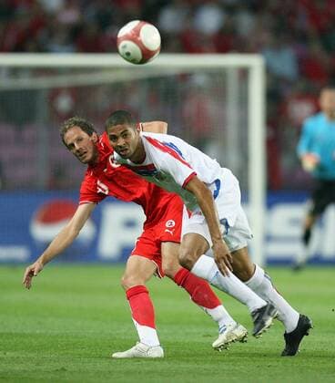 Patrick Müller (Schweiz, li.) gegen Alvaro Saborio Corrales (Costa Rica) Fußball Länderspiel Herren Vierländerturnier 2006, Nationalteam, Nationaltrikot, Schweiz - Costa Rica 2:0 Gruppe Genf Dynamik, Fußball Länderspiel Herren Vierländerturnier 2006, Nationalteam, Nationaltrikot, Schweiz - Costa Rica 2:0 Gruppe Genf Dynamik,