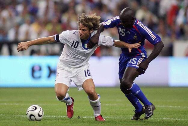 Antonio Cassano (Italien, li.) gegen Lilian Thuram (Frankreich) - Fußball Länderspiel Herren EM Qualifikation 2006, Nationalteam, Nationaltrikot, Frankreich - Italien 3:1 Gruppe Paris Dynamik, Kampf, Fußball Länderspiel Herren EM Qualifikation 2006, Nationalteam, Nationaltrikot, Frankreich - Italien 3:1 Gruppe Paris Dynamik, Kampf,