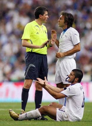 FIFA Schiedsrichter Herbert Fandel (Deutschland) diskutiert mit Andrea Pirlo (re.); am Boden Gennaro Gattuso (beide Italien) -  Fußball Länderspiel Herren EM Qualifikation 2006, Nationalteam, Nationaltrikot Gruppe Paris Fußball Länderspiel Herren EM Qualifikation 2006, Nationalteam, Nationaltrikot Gruppe Paris