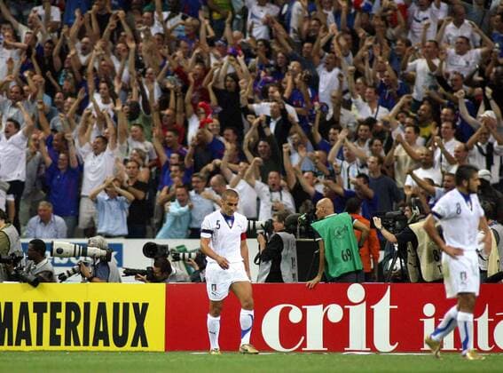 Fabio Cannavaro (Italien) enttäuscht, während Frankreichs Fans jubeln-  Fußball Länderspiel Herren EM Qualifikation 2006, Nationalteam, Nationaltrikot, Frankreich - Italien 3:1 Totale Paris Enttäuschung, Fußball Länderspiel Herren EM Qualifikation 2006, Nationalteam, Nationaltrikot, Frankreich - Italien 3:1 Totale Paris Enttäuschung,