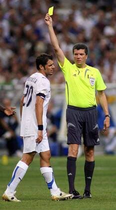 FIFA Schiedsrichter Herbert Fandel (Deutschland) zeigt Simone Perrotta (Italien) die gelbe Karte -  Fußball Länderspiel Herren EM Qualifikation 2006, Nationalteam, Nationaltrikot, Gruppe Paris Fußball Länderspiel Herren EM Qualifikation 2006, Nationalteam, Nationaltrikot, Gruppe Paris