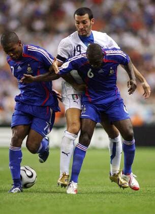 Gianluca Zambrotta (Italien, Mitte) gegen Claude Makelele (re.) und Florent Malouda (beide Frankreich) - Fußball Länderspiel Herren EM Qualifikation 2006, Nationalteam, Nationaltrikot, Frankreich - Italien 3:1 Gruppe Paris Dynamik, Kampf, Fußball Länderspiel Herren EM Qualifikation 2006, Nationalteam, Nationaltrikot, Frankreich - Italien 3:1 Gruppe Paris Dynamik, Kampf,