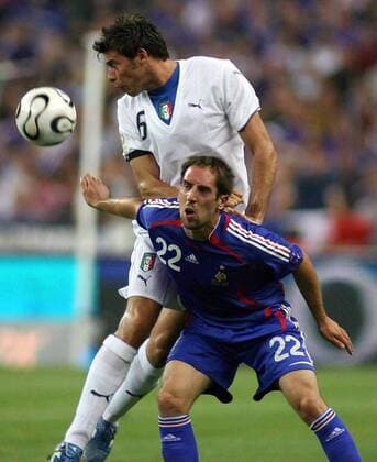 Franck Ribery (Frankreich, re.) gegen Simone Barzagli (Italien) - Fußball Länderspiel Herren EM Qualifikation 2006, Nationalteam, Nationaltrikot, Frankreich - Italien 3:1 Gruppe Paris Dynamik, Kampf, Fußball Länderspiel Herren EM Qualifikation 2006, Nationalteam, Nationaltrikot, Frankreich - Italien 3:1 Gruppe Paris Dynamik, Kampf,