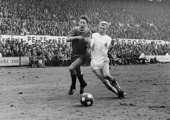 Werner Ipta (li., Hertha) gegen Heinz Stauvermann (RW Essen) Fußball Herren Regionalliga West 1967 1968, Stadtliga Berlin, Hertha BSC Berlin, RWE, Vneg, Vsw Gruppe Essen Dynamik, Fußball Herren Regionalliga West 1967 1968, Stadtliga Berlin, Hertha BSC Berlin, RWE, Vneg, Vsw Gruppe Essen Dynamik,