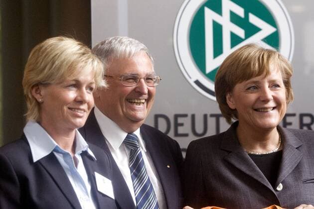 Bundeskanzlerin Angela Merkel (CDU, re.), DFB Präsident Dr. Theo Zwanziger und Bundestrainerin Silvia Neid (alle Deutschland) anlässlich eines Pressetermins Fußball WM Herren Vorschau WM 2006, DFB Pressetermin, Bundespolitik, Bundespolitiker, Bundespolitikerin, Kanzlerin, Gruppe people, Politik, Politiker, Politikerin, Regierung Frankfurt M., Bundesregierung, Bundeskanzler Fußball WM Herren Vorschau WM 2006, DFB Pressetermin, Bundespolitik, Bundespolitiker, Bundespolitikerin, Kanzlerin, Gruppe people, Politik, Politiker, Politikerin, Regierung Frankfurt M., Bundesregierung, Bundeskanzler