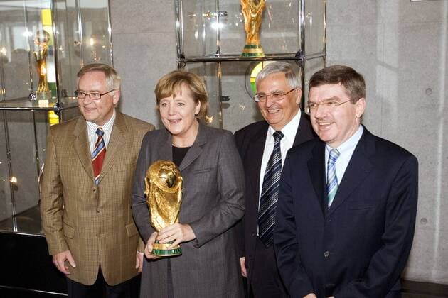 DFB Pressetermin, v. li.: DFB Generalsekretär und OK Vizepräsident Horst R. Schmidt, Bundeskanzlerin Angela Merkel (CDU), DFB Präsident Dr. Theo Zwanziger und DOSB Präsident Dr. Thomas Bach (alle Deutschland) Fußball WM Herren Vorschau WM 2006, DFB Pressetermin, Bundespolitik, Bundespolitiker, Bundespolitikerin, Kanzlerin Gruppe people, Politik, Politiker, Politikerin, Regierung Frankfurt M., Bundesregierung, Bundeskanzler Fußball WM Herren Vorschau WM 2006, DFB Pressetermin, Bundespolitik, Bundespolitiker, Bundespolitikerin, Kanzlerin Gruppe people, Politik, Politiker, Politikerin, Regierung Frankfurt M., Bundesregierung, Bundeskanzler