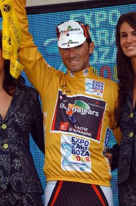Alejandro Valverde (Spanien Caisse d Epargne - Illes Balears) bei der Siegerehrung der 14. Etappe der Spanienrundfahrt 2006 im goldenem Trikot - Radsport Herren Vuelta a Espana 2006, Spanienrundfahrt, ProTour, Straßenradsport, Straße, Rad, Zeitfahren Gruppe 14. Etappe: Cuenca Radsport Herren Vuelta a Espana 2006, Spanienrundfahrt, ProTour, Straßenradsport, Straße, Rad, Zeitfahren Gruppe 14. Etappe: Cuenca