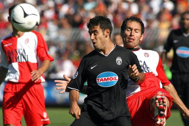Marco Marchionni (Juventus, li.) setzt sich durch - Fußball Herren Serie B 2006 2007, 2. Italienische Liga, Rimini Calcio - Juventus Turin 1:1, Juve, Gruppe Rimini Dynamik, Fußball Herren Serie B 2006 2007, 2. Italienische Liga, Rimini Calcio - Juventus Turin 1:1, Juve, Gruppe Rimini Dynamik,