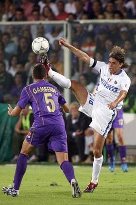 Hernan Crespo (Inter, re.) gegen Alessandro Gamberini (AC Florenz) -  Fußball Herren Serie A 2006 2007, 1. Italienische Liga, ACF Fiorentina - Internazionale Mailand 2:3, Gruppe Florenz Dynamik, Fußball Herren Serie A 2006 2007, 1. Italienische Liga, ACF Fiorentina - Internazionale Mailand 2:3, Gruppe Florenz Dynamik,