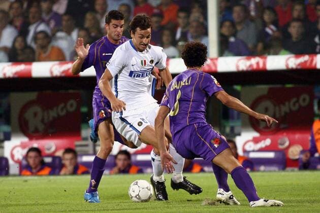 Zlatan Ibrahimovic (Inter, Mitte) gegen Dario Dainelli (re.) und Manuele Blasi (beide AC Florenz) -  Fußball Herren Serie A 2006 2007, 1. Italienische Liga, ACF Fiorentina - Internazionale Mailand 2:3, Gruppe Florenz Dynamik, Fußball Herren Serie A 2006 2007, 1. Italienische Liga, ACF Fiorentina - Internazionale Mailand 2:3, Gruppe Florenz Dynamik,