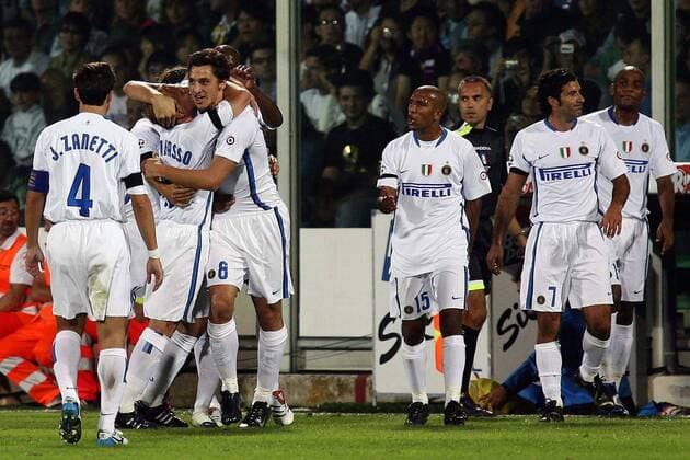Torjubel Inter, v.li.: Javier Zanetti, Esteban Cambiasso, Zlatan Ibrahimovic, Olivier Dacourt, Luis Figo und Maicon, dazwischen Schiedsrichter Roberto Rosetti - Fußball Herren Serie A 2006 2007, 1. Italienische Liga, Internazionale Mailand Gruppe Florenz Freude, Fußball Herren Serie A 2006 2007, 1. Italienische Liga, Internazionale Mailand Gruppe Florenz Freude,