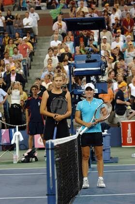 Maria Sharapova (Rußland, li.) und Justine Henin Hardenne (Belgien) stehen sich am Netz gegenüber Tennis Damen US Open 2006, WTA Tour, Grand Slam, Finale, Hartplatz, Hardcourt, Hartplatztennis, Hartplatzturnier Gruppe Flushing Meadows, Meadow New York City, NY, N. Y. Tennis Damen US Open 2006, WTA Tour, Grand Slam, Finale, Hartplatz, Hardcourt, Hartplatztennis, Hartplatzturnier Gruppe Flushing Meadows, Meadow New York City, NY, N. Y.