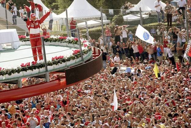 Siegerehrung nach dem GP von Italien in Monza 2006 - Sieger Michael Schumacher (Deutschland Ferrari) jubelt den Fanmassen zu Motorsport Grand Prix Herren Großer Preis von Italien 2006, Formel 1 Weltmeisterschaft, F1, F, GP, WM Totale Monza Masse, Begeisterung, Freude, Motorsport Grand Prix Herren Großer Preis von Italien 2006, Formel 1 Weltmeisterschaft, F1, F, GP, WM Totale Monza Masse, Begeisterung, Freude,