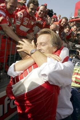 Ferrari Präsident Luca di Montezemolo (Italien, re.) umarmt Sieger Michael Schumacher (Deutschland Ferrari) Motorsport Grand Prix Herren Großer Preis von Italien 2006, Formel 1 Weltmeisterschaft, F1, F, GP, WM Gruppe Monza Glück, Harmonie, Freude, Motorsport Grand Prix Herren Großer Preis von Italien 2006, Formel 1 Weltmeisterschaft, F1, F, GP, WM Gruppe Monza Glück, Harmonie, Freude,