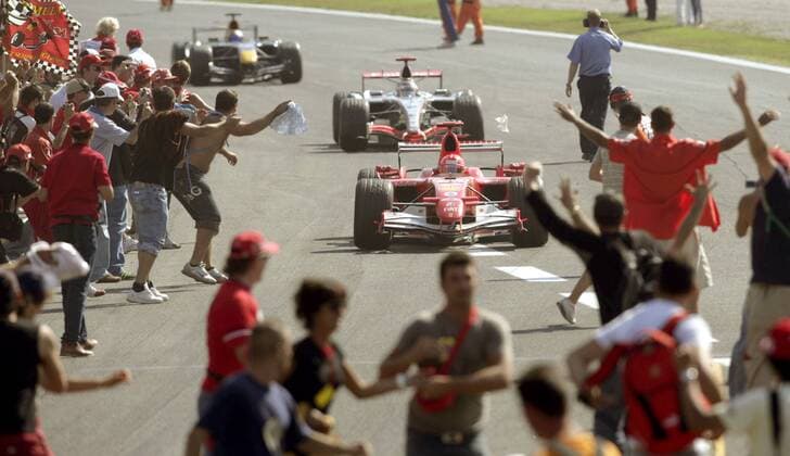 Die begeisterten Tifosi bejubeln auf der Ehrenrunde Sieger Michael Schumacher (Deutschland Ferrari) mit seinem Boliden Motorsport Grand Prix Herren Großer Preis von Italien 2006, Formel 1 Weltmeisterschaft, F1, F, GP, WM Totale Monza Begeisterung, Freude, Motorsport Grand Prix Herren Großer Preis von Italien 2006, Formel 1 Weltmeisterschaft, F1, F, GP, WM Totale Monza Begeisterung, Freude,