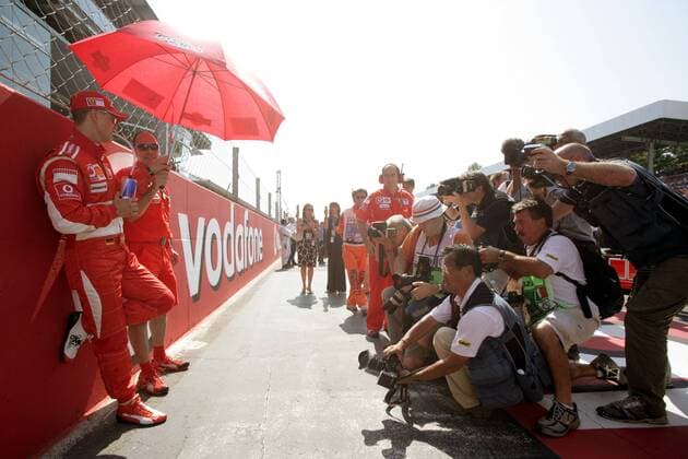 Michael Schumacher (li.) wartet mit seinem Betreuer Michael Harner (beide Deutschland Ferrari, 2.v.li.) neben der Startaufstellung und wird dabei von Fotografen umlagert Motorsport Grand Prix Herren Großer Preis von Italien 2006, Formel 1 Weltmeisterschaft, F1, F, GP, WM Totale Absperrung Monza, Startplatz, Startposition Motorsport Grand Prix Herren Großer Preis von Italien 2006, Formel 1 Weltmeisterschaft, F1, F, GP, WM Totale Absperrung Monza, Startplatz, Startposition