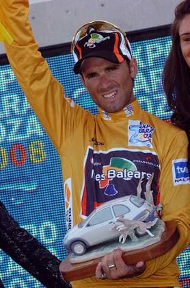 Alejandro Valverde (Spanien Caisse d Epargne - Illes Balears) fährt auch nach der 15. Etappe der Vuelta a Espana 2006 im goldenen Trikot des Spitzenreiters - Radsport Herren Vuelta a Espana 2006, Spanienrundfahrt, ProTour, Straßenradsport, Straße, Rad Einzelbild 15. Etappe, Motilla del Palancar - Factoria Ford Radsport Herren Vuelta a Espana 2006, Spanienrundfahrt, ProTour, Straßenradsport, Straße, Rad Einzelbild 15. Etappe, Motilla del Palancar - Factoria Ford