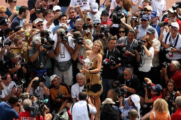 Maria Sharapova (Rußland), Gewinnerin der US Open 2006, ist mit ihrem Siegerpokal Mittelpunkt des Medieninteresses Tennis Damen US Open 2006, Grand Slam, WTA Tour, Pressetermin, Präsentation, Totale New York, NY, N.Y. Masse, Tennis Damen US Open 2006, Grand Slam, WTA Tour, Pressetermin, Präsentation, Totale New York, NY, N.Y. Masse,
