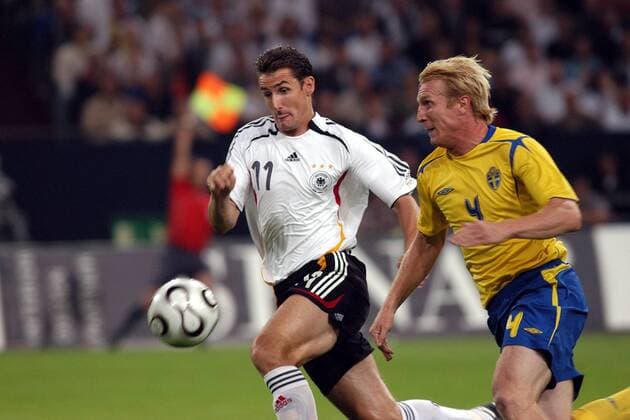 Miroslav Klose (Deutschland, li.) gegen Petter Hansson (Schweden) Fußball Länderspiel Herren Nationalteam 2006, Test, Testspiel, Freundschaftsspiel, Nationaltrikot, Deutschland - Schweden 3:0 Gruppe Gelsenkirchen Dynamik, Fußball Länderspiel Herren Nationalteam 2006, Test, Testspiel, Freundschaftsspiel, Nationaltrikot, Deutschland - Schweden 3:0 Gruppe Gelsenkirchen Dynamik,