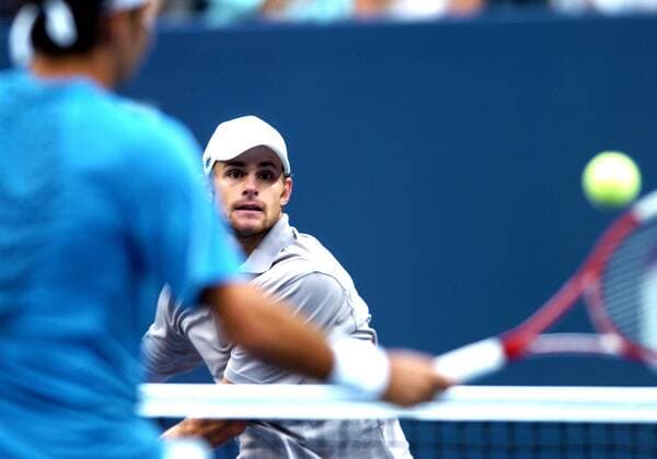 Andy Roddick (USA) fixiert die Vorhand seines Gegners Federer (Schweiz) -  Tennis Herren US Open 2006, Grand Slam, ATP Tour, Finale Einzelbild Flushing Meadow, Meadows New York Tennis Herren US Open 2006, Grand Slam, ATP Tour, Finale Einzelbild Flushing Meadow, Meadows New York