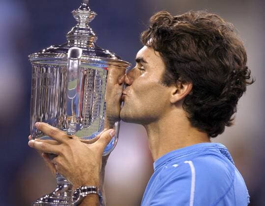 Roger Federer (Schweiz) küßt seinen Pokal für den Sieg bei den US Open 2006 -  Tennis Herren US Open 2006, Grand Slam, ATP Tour, Finale, Endspiel, Porträt Flushing Meadows, Meadow New York City, NY, N Y Glück, Freude Tennis Herren US Open 2006, Grand Slam, ATP Tour, Finale, Endspiel, Porträt Flushing Meadows, Meadow New York City, NY, N Y Glück, Freude