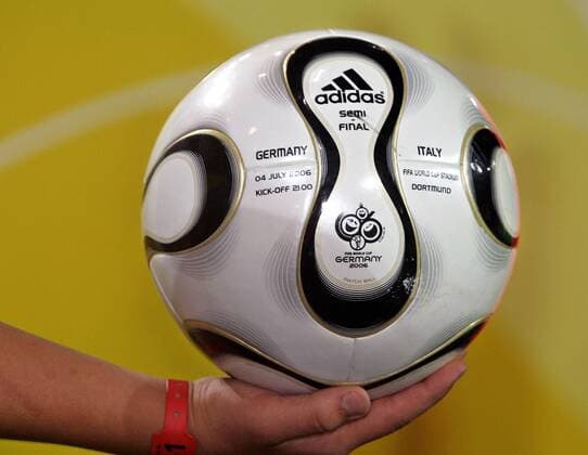 Bespielter Adidas Teamgeist Ball der Halbfinalpartie zwischen Deutschland und Italien Fußball WM Herren WM 2006, Länderspiel, Nationalteam, Halbfinale Einzelbild Dortmund Fußball WM Herren WM 2006, Länderspiel, Nationalteam, Halbfinale Einzelbild Dortmund