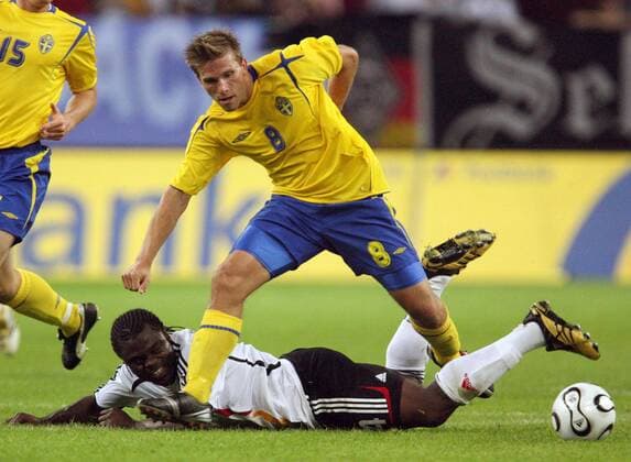 Anders Svensson (Schweden, re.) gegen Gerald Asamoah (Deutschland) Fußball Länderspiel Herren Nationalteam 2006, Test, Testspiel, Freundschaftsspiel, Nationaltrikot Gruppe Gelsenkirchen Dynamik, Fußball Länderspiel Herren Nationalteam 2006, Test, Testspiel, Freundschaftsspiel, Nationaltrikot Gruppe Gelsenkirchen Dynamik,
