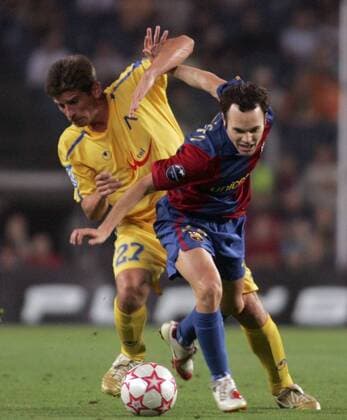 Cedric Bardon (Levski Sofia, li.) gegen Andres Iniesta (FC Barcelona) -  Fußball EC 1 Herren Champions League 2006 2007, FC Barcelona - PFK Levski Sofia 5:0, Barca Gruppe Barcelona Dynamik, Kampf, Fußball EC 1 Herren Champions League 2006 2007, FC Barcelona - PFK Levski Sofia 5:0, Barca Gruppe Barcelona Dynamik, Kampf,