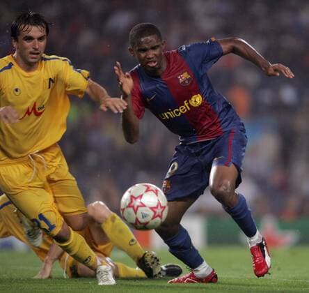 Samuel Etoo (FC Barcelona, re.) gegen Dimitar Telkiyski (Levski Sofia) -  Fußball EC 1 Herren Champions League 2006 2007, FC Barcelona - PFK Levski Sofia 5:0, Barca Gruppe Barcelona Dynamik, Fußball EC 1 Herren Champions League 2006 2007, FC Barcelona - PFK Levski Sofia 5:0, Barca Gruppe Barcelona Dynamik,