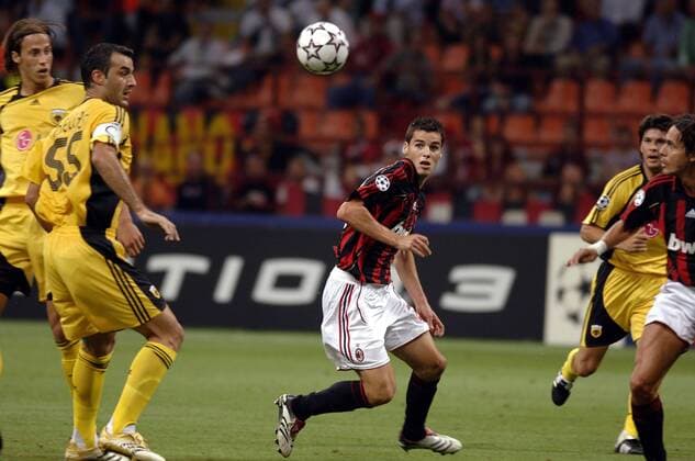 Yoann Gourcuff (Milan, Mitte) fixiert den Ball, li. Traianos Dellas (AEK Athen) - Fußball EC 1 Herren Champions League 2006 2007, AC Mailand - AEK Athen 3:0 Gruppe Mailand Dynamik, Fußball EC 1 Herren Champions League 2006 2007, AC Mailand - AEK Athen 3:0 Gruppe Mailand Dynamik,