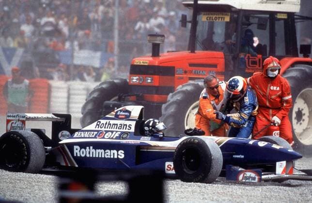 Michael Schumacher (Deutschland Benetton Renault) beschimpft Damon Hill (Großbritannien Williams Renault) nach einem Crash und muss von Streckenposten zurückgehalten werden Motorsport Grand Prix Herren Großer Preis von Italien 1995, Formel 1 Weltmeisterschaft, F1, F, GP, WM Gruppe Monza Spannung, Wut, Motorsport Grand Prix Herren Großer Preis von Italien 1995, Formel 1 Weltmeisterschaft, F1, F, GP, WM Gruppe Monza Spannung, Wut,