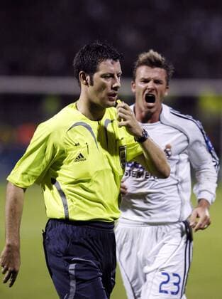FIFA Schiedsrichter Wolfgang Stark (Deutschland) wird von David Beckham (Real Madrid) lautstark beschimpft Fußball EC 1 Herren Champions League 2006 2007, Real Madrid CF Gruppe Lyon Wut, Fußball EC 1 Herren Champions League 2006 2007, Real Madrid CF Gruppe Lyon Wut,