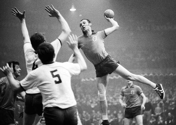 Gheorghe Gruia (Steaua Bukarest, re.) - Sprungwurf Handball EC 1 Herren Europapokal der Landesmeister 1970 1971, Finale, Endspiel, VfL Gummersbach - Steaua Bukarest 17:16 Gruppe Gummersbach Dynamik, Handball EC 1 Herren Europapokal der Landesmeister 1970 1971, Finale, Endspiel, VfL Gummersbach - Steaua Bukarest 17:16 Gruppe Gummersbach Dynamik,