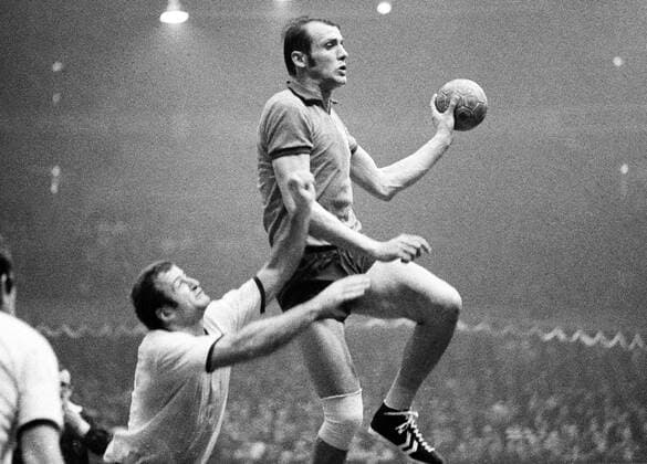 Gheorghe Gruia (Steaua Bukarest, re.) im Zweikampf Handball EC 1 Herren Europapokal der Landesmeister 1970 1971, Finale, Endspiel, VfL Gummersbach - Steaua Bukarest 17:16 Gruppe Gummersbach Dynamik, Kampf, Höhe, Handball EC 1 Herren Europapokal der Landesmeister 1970 1971, Finale, Endspiel, VfL Gummersbach - Steaua Bukarest 17:16 Gruppe Gummersbach Dynamik, Kampf, Höhe,