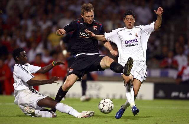 Kim Källström (Lyon, Mitte) gegen Mahamadou Diarra (li.) und Cicinho (Real Madrid) - (pan16211) Fußball EC 1 Herren Champions League 2006 2007, Olympique Lyonnais - Real Madrid CF 2:0, OL Gruppe Lyon Dynamik, Kampf, Fußball EC 1 Herren Champions League 2006 2007, Olympique Lyonnais - Real Madrid CF 2:0, OL Gruppe Lyon Dynamik, Kampf,  